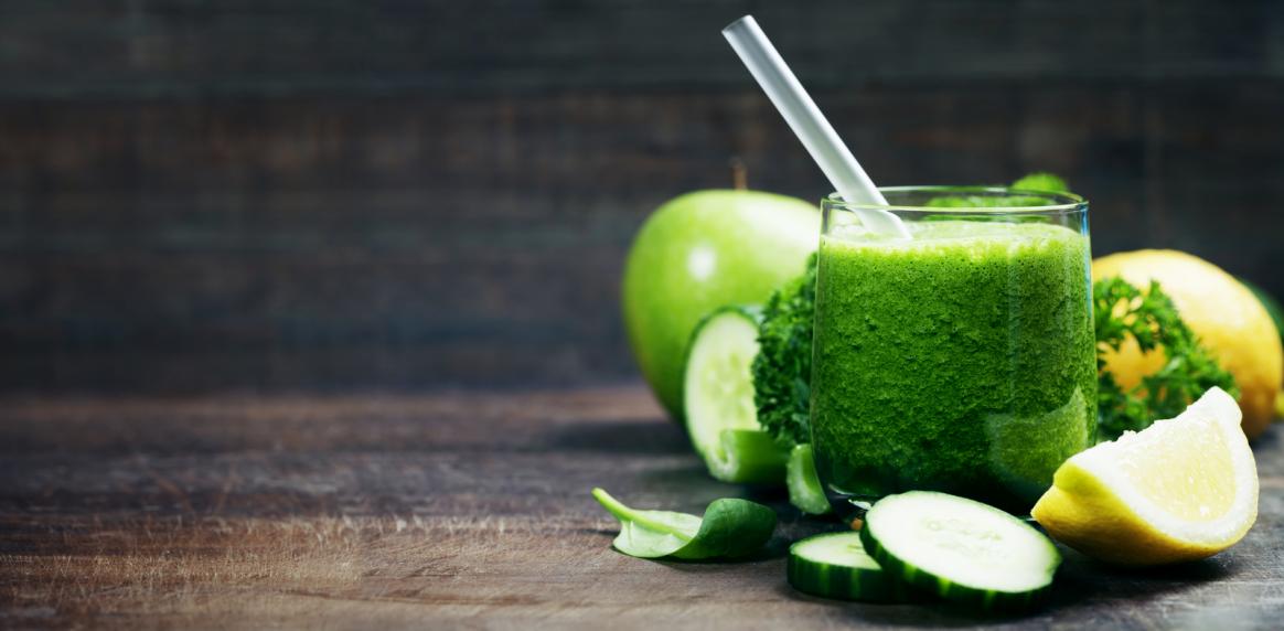 fresh-organic-green-smoothie-detox-diet-and-healthy-food-conc-20150817023016